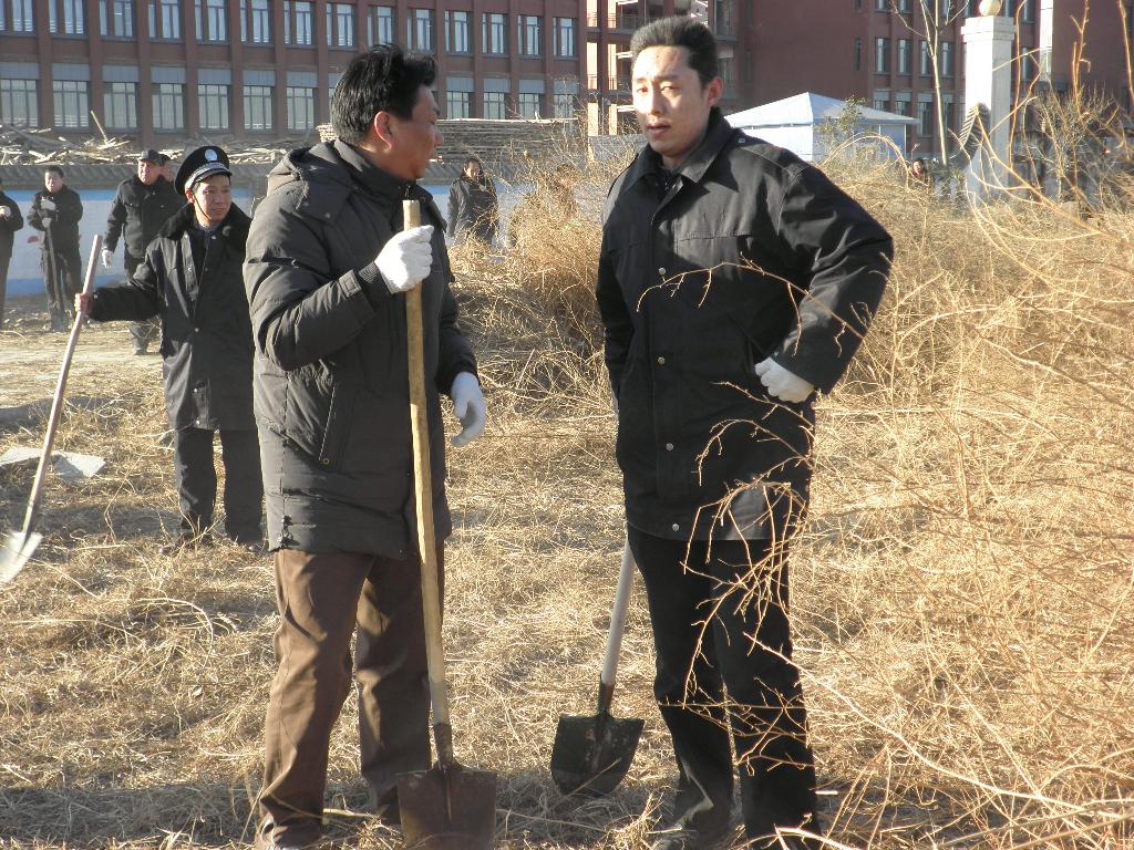 保卫处科学校区除草之一